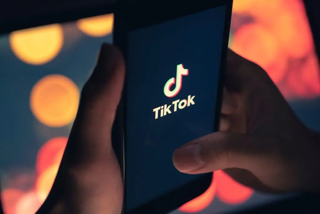 logo tiktok na telefonie