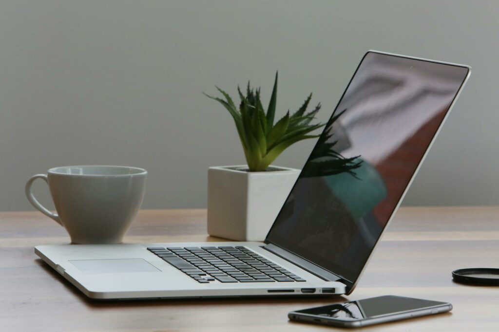Laptop Apple MacBook Pro 16 cali w kolorze gwiezdnej szarości na białym tle