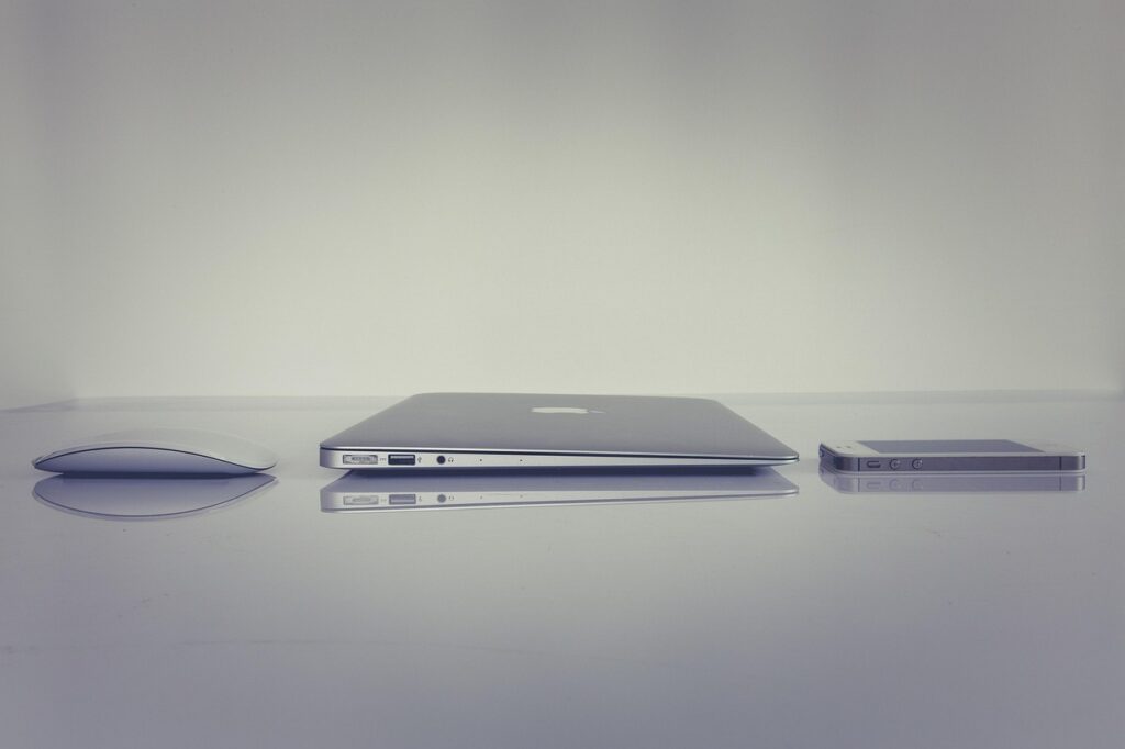 Ultralekki laptop Apple MacBook Air 13 cali z czipem M2 w kolorze północy