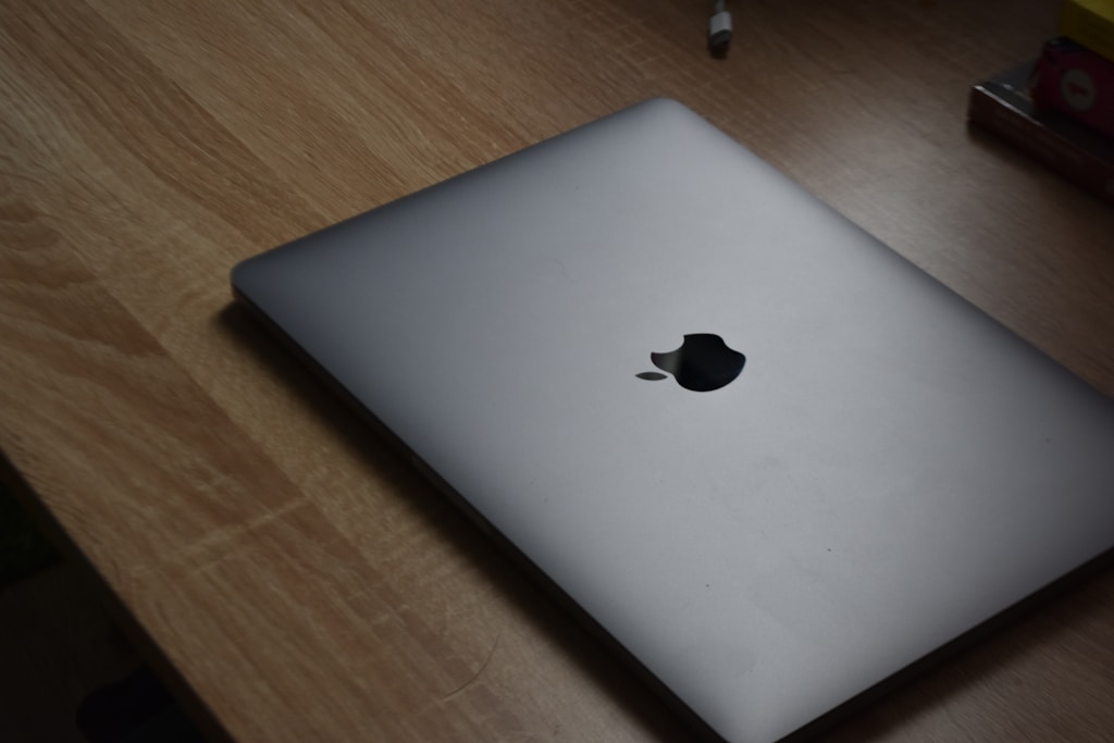 Otwarty laptop Apple MacBook Pro 14 z widocznym ekranem Liquid Retina XDR