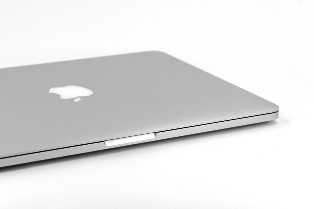 Błyszczące logo Apple na aluminiowej obudowie laptopa MacBook Pro