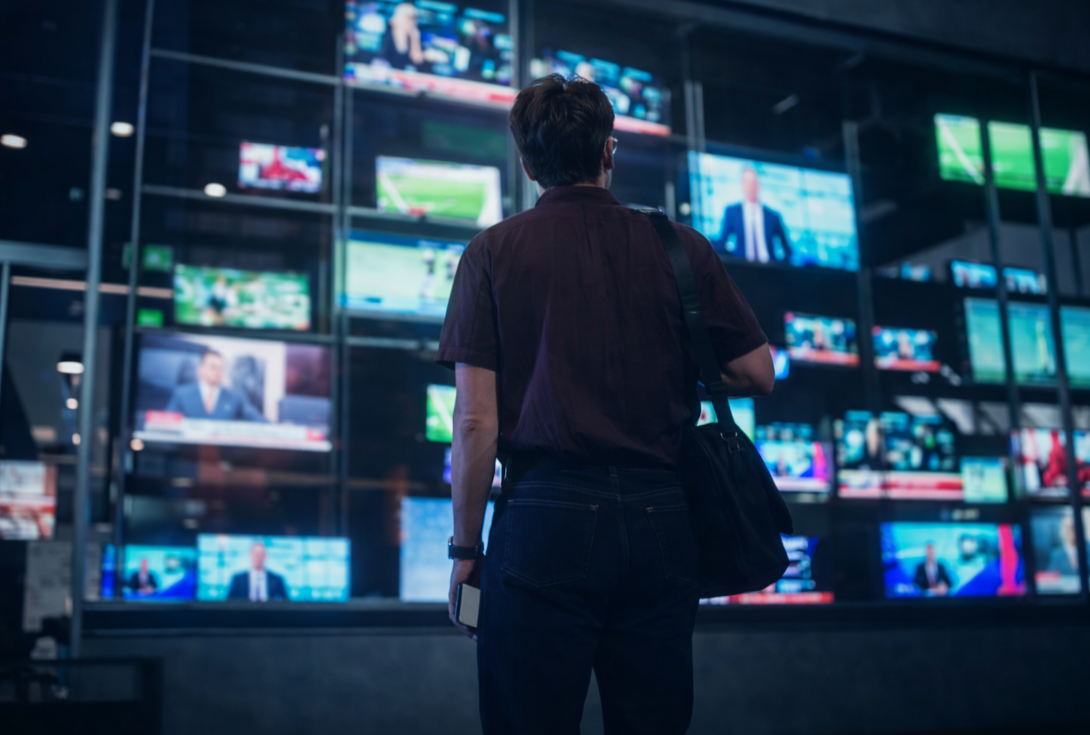 Ile kosztuje reklama w TV w Polsce? Stawki, podział na stacje i godziny [2026]